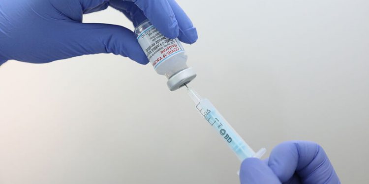 Coronavirus, última hora | Las CCAA reclaman a Sanidad que se administre la vacuna de AstraZeneca a menores de 60 años