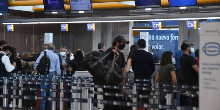 Crece demanda de pasajes a Estados Unidos porque ecuatorianos viajan a hacer turismo y vacunarse contra el COVID-19; paquetes promedian los 1.300 dólares | Ecuador | Noticias