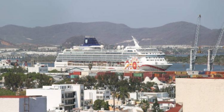 Crucero turístico arriba a Mazatlán, solo con la tripulación