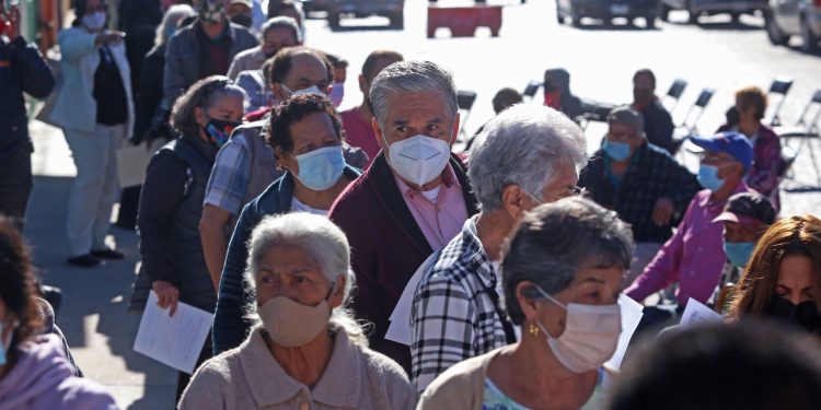 De nuevo, adultos mayores esperan horas por vacuna en Guadalajara