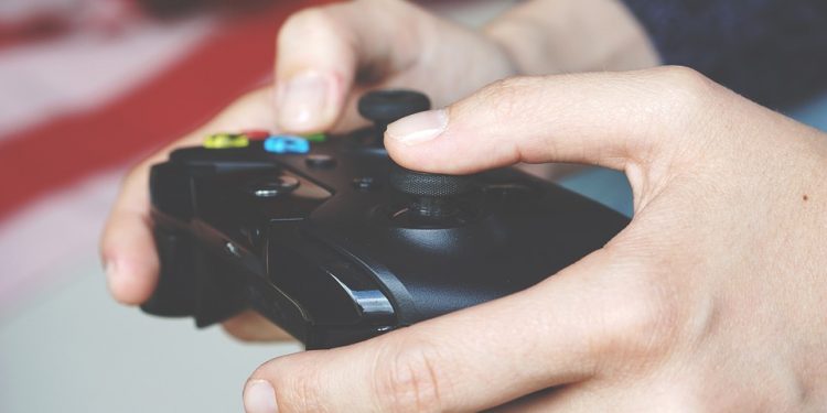 manos sostienen un control de videojuegos