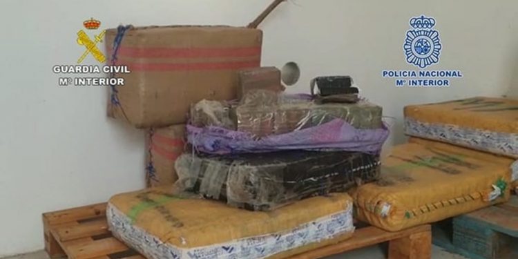 Detienen a dos hombres que viajaban en una patera cerca de Canarias con 32 migrantes y 263 kilos de hachís