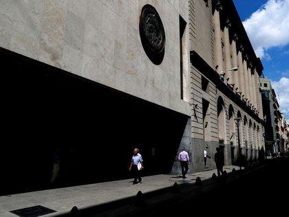 Foto de archivo - Peatones caminan frente a la fachada de la Bolsa de Comercio de Buenos Aires, Argentina. Feb 26, 2020. REUTERS/Agustin Marcarian
