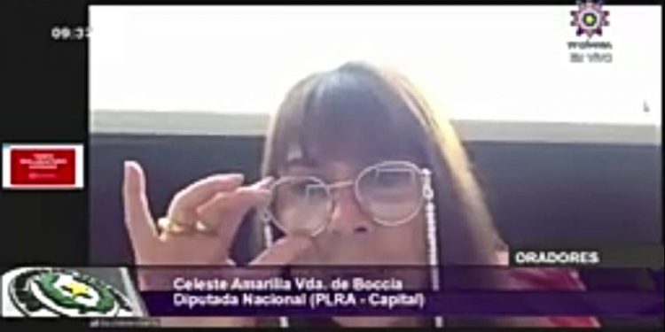 Diputada se vacuna en EEUU y al volver queda varada en Panamá por falta de hisopado