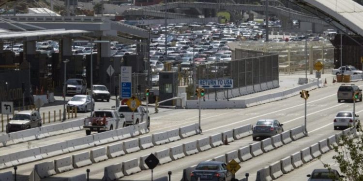 EU extiende restricción de viajes no esenciales en fronteras con México y Canadá