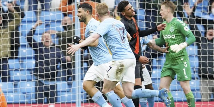 Agüero tuvo tiempo de marcar dos goles al Everton.