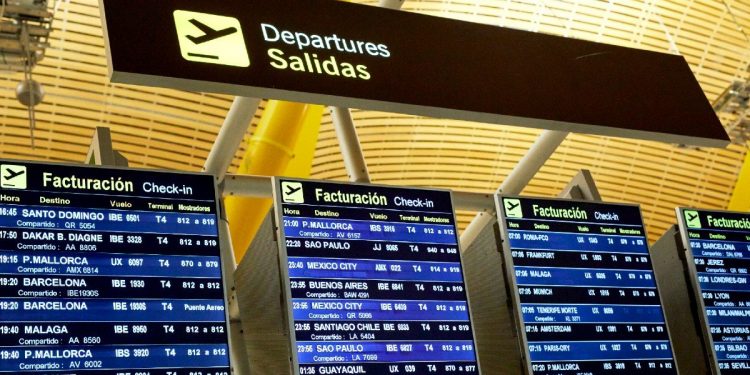 El Gobierno desoye el 'coladero' de los aeropuertos y no vincula las cepas con viajes internacionales