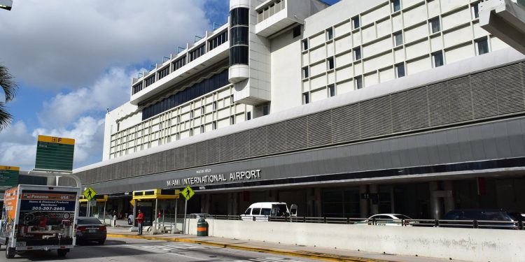 El aeropuerto de Miami ofrecerá tests gratuitos de COVID-19 a los viajeros
