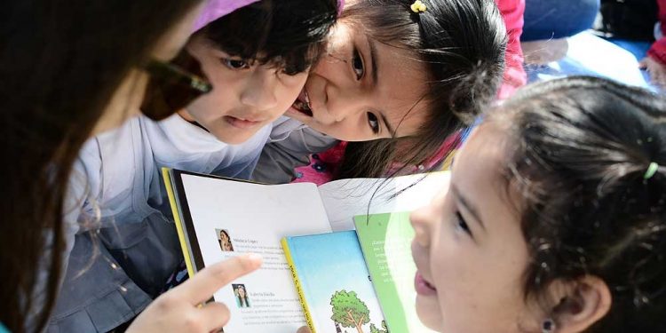 Leer es la mejor forma de incorporar vocabulario, una buena gramática, ortografía, redacción y una gran manera de adquirir herramientas para comunicarnos y expresarnos.