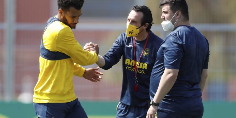 Unai Emery, entrenador del Villarreal CF, junto a Capoue.