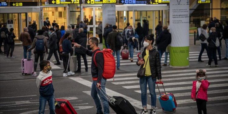 El precio medio de los billetes de avión baja a la mitad con respecto al verano del 2019
