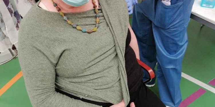 La consellera Mae de la Concha, vacunándose este lunes en el Germans Escalas.