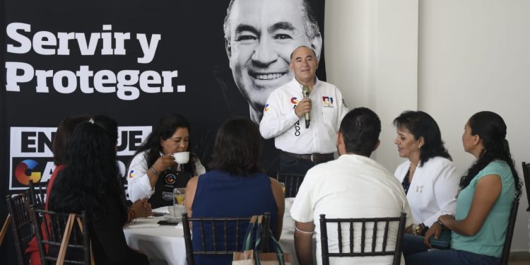 Enrique Galindo se reunió con agentes de viajes y asociaciones turística