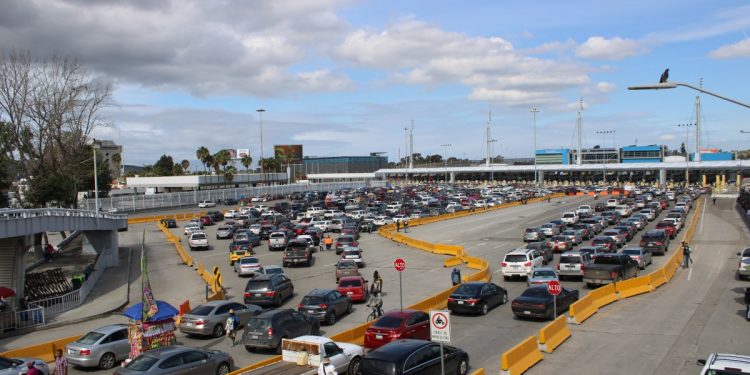 Estados Unidos extiende restricciones a los viajes no esenciales en la frontera
