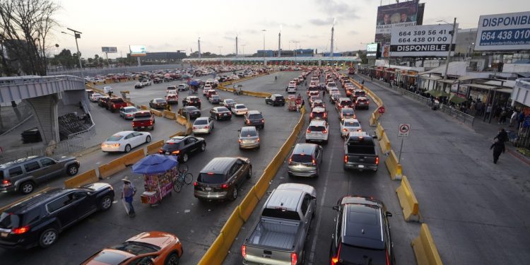 Estados Unidos extiende restricciones a viajes no esenciales con México hasta el 21 de mayo