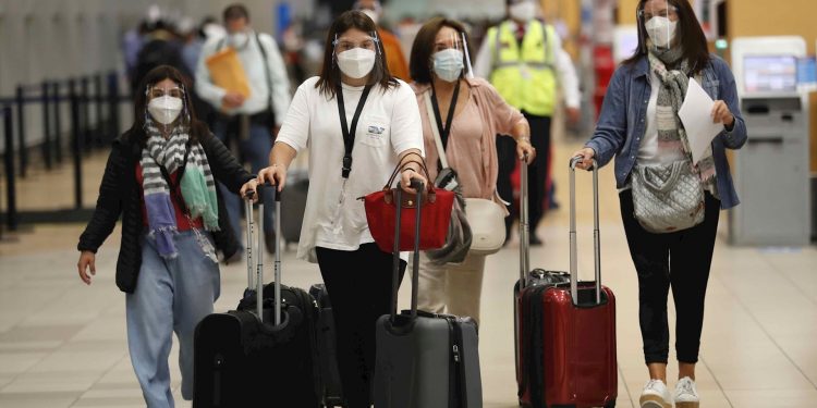 Estados Unidos, la "tierra prometida" de vacunas para los peruanos pudientes