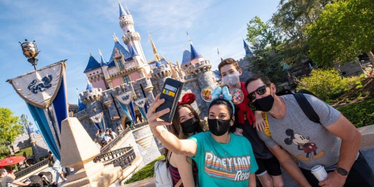 Disneyland reabre tras el cierre de un año