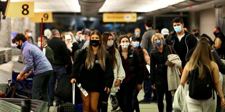 Europa abre la puerta a los estadounidenses vacunados con nuevas reglas de viaje