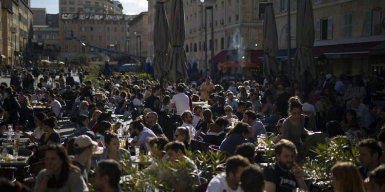 Europa se contagia de optimismo | España registra la cifra más baja de muertos por COVID en 9 meses