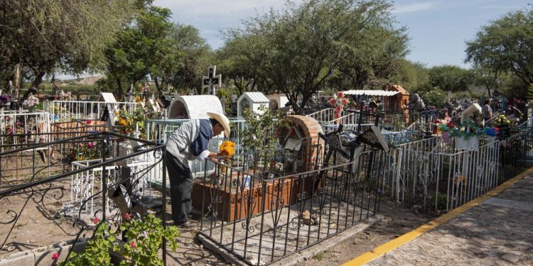 Extienden horarios de panteones por 10 de mayo