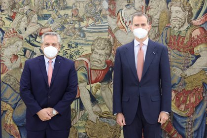 El rey Felipe recibe al presidente de Argentina, Alberto Fernández, este martes en el Palacio de la Zarzuela, en Madrid. EFE/ Casa S.M. El Rey/Francisco Gómez
