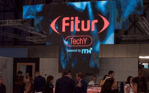 Fitur 2021 'híbrida': PCR a profesionales y ningún test al público general