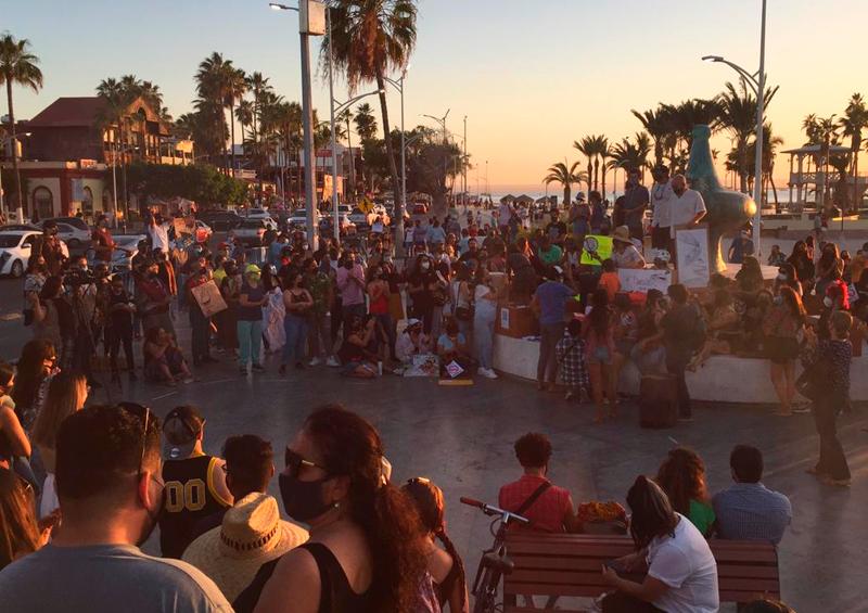 Forman valla humana para exigir informes sobre cruceros Forman valla humana para exigir informes sobre cruceros