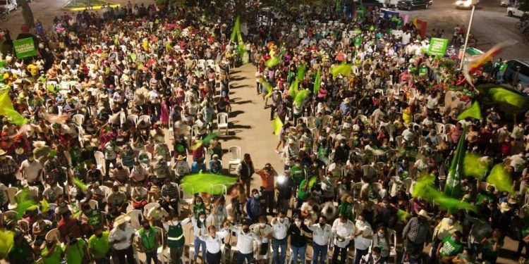 Gallardo se reunió con miles de ciudadanos de la zona media