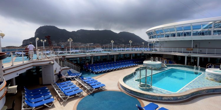 Gibraltar recibe dos cruceros para escalas sin pasaje