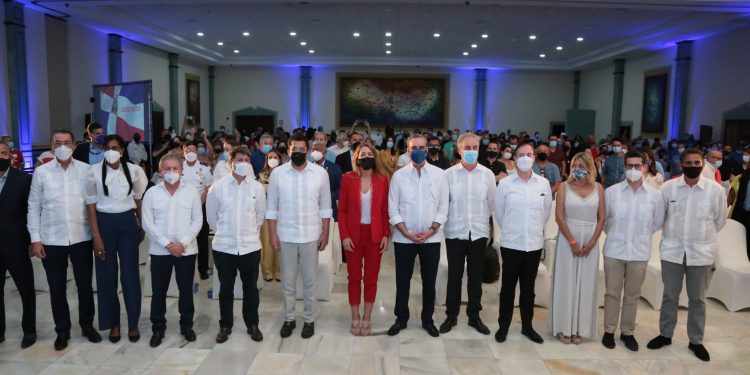 Grupo Piñero congrega a 300 agentes de viajes en el lanzamiento de Soltour Travel en RD - Noticias de turismo