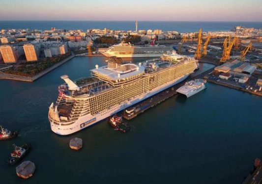 Harmony of the Seas deja el dique en Cádiz tras mantenimiento