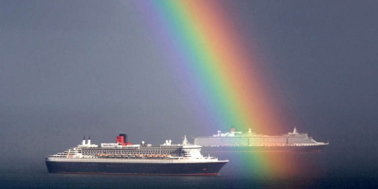 Hermoso arco iris aterriza cerca de dos cruceros