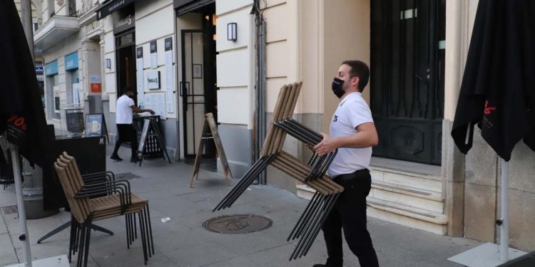 Los bares y restaurantes ganarán una hora, ya que actualmente pueden cerrar a las 23 horas.