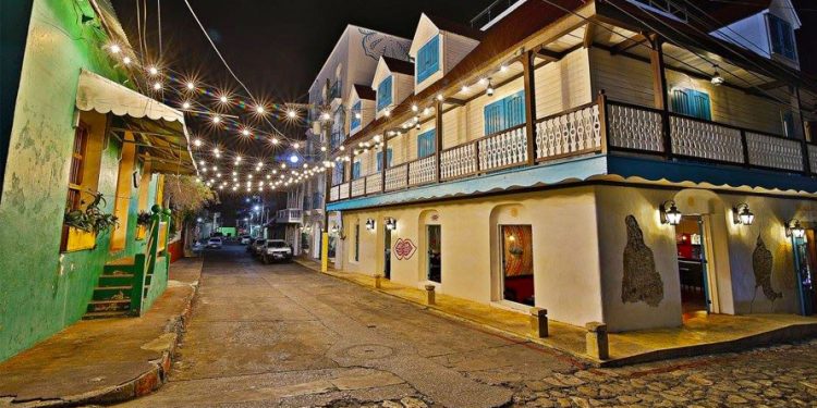 Hotel Isla de Flores, un destino colorido en el departamento de Petén