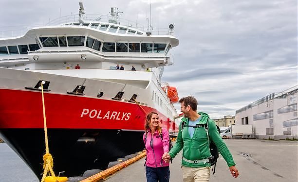 Hurtigruten ofrece nuevo catálogo de viajes en barco postal para 2022 y 2023