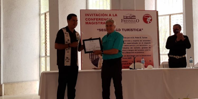 Imparten conferencia sobre seguridad turística
