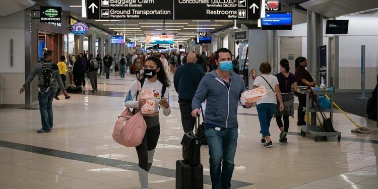 Inmunidad, aún lejana; Unión Europea pide retomar viajes