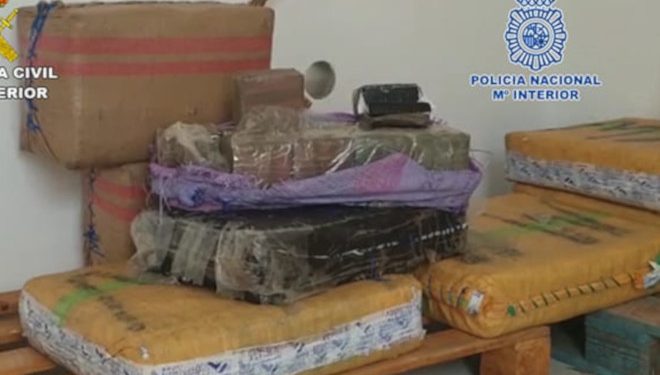 Interceptada una patera en el litoral de Lanzarote con 32 inmigrantes y 263 kilos de hachís