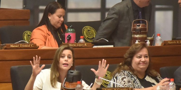 Kattya pide que BNF pague viajes a Miami por vacunas