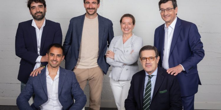 LLYC compra la firma Apache