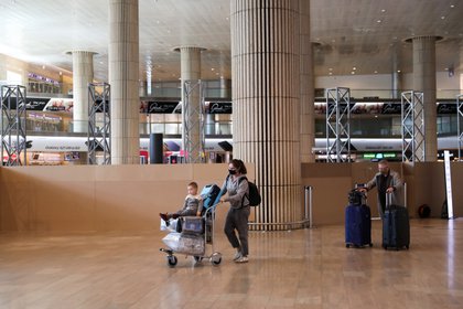 Pasajeros en el aeropuerto internacional de Ben Gurion, cerca de Tel Aviv, Israel. EFE/EPA/ABIR SULTAN/Archivo
