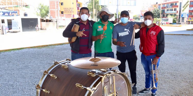 La banda de “Cinco Changos” le pone ritmo al crucero