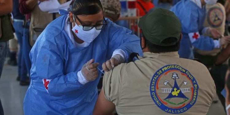 La cercanía de EU ayuda a la disminución de contagios en México, dicen expertos