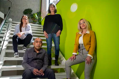 Personas sin empleo asesorados por la Fundación Intermedia. De izquierda a derecha: Bàrbara Ruiz,  Claudio Gonzàlez, Fanny Ripollès y Valeria Ibáñez.