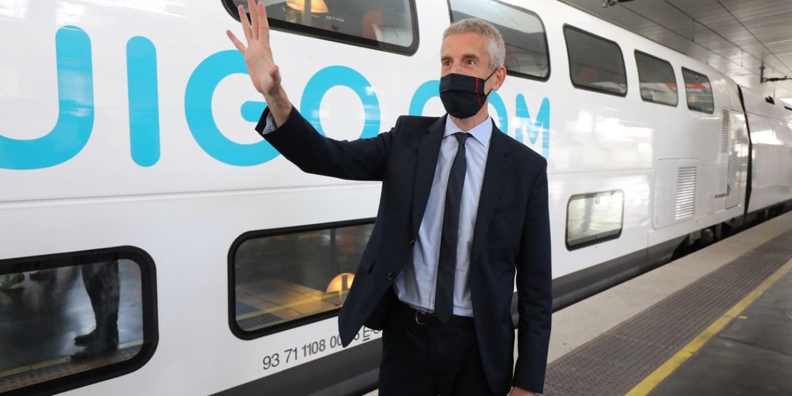Alain Krakovitch, responsable de Viajes de SNCF, a la llegada de Ouigo a la estación de Madrid Atocha desde Zaragoza.