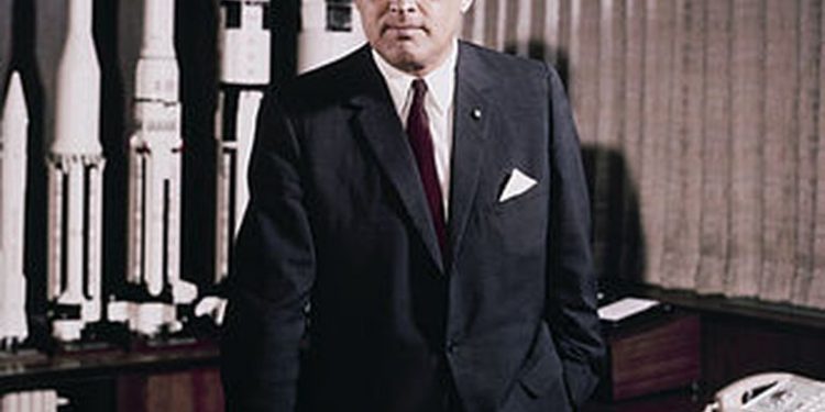 Von Braun en su cargo de directivo de la NASA, en mayo de 1964