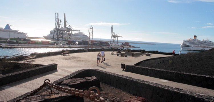 Cruceros atracados en el puerto de Arrecife. Imagen de archivo