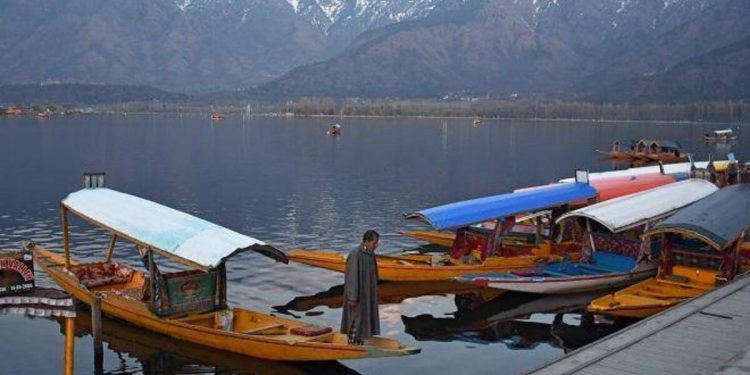 gastó sustanciales recursos políticos, económicos, diplomáticos y militares en Jammu y Cachemira, territorio J & K ilegalmente ocupado por Pakistán, China, desarrollo integral, gobernanza eficiente y justicia socioeconómica, esquema de intervención en el mercado