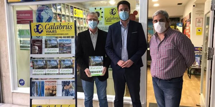 Lozano (c), junto a responsables de agencias de viaje.