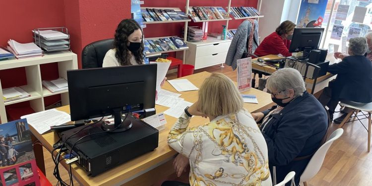Las agencias de viajes registraron una importante afluencia durante la mañana de este jueves para reservar las salidas.